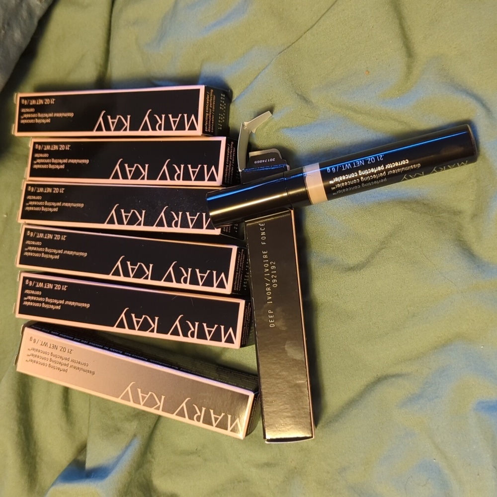Mary Kay Perfecting Concealer in Deep Ivory